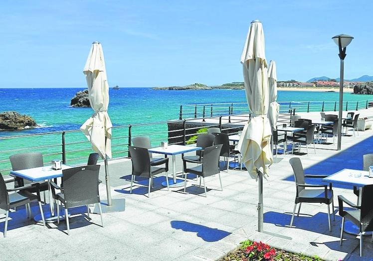 Terraza del restaurante sobre la playa de El Sable.