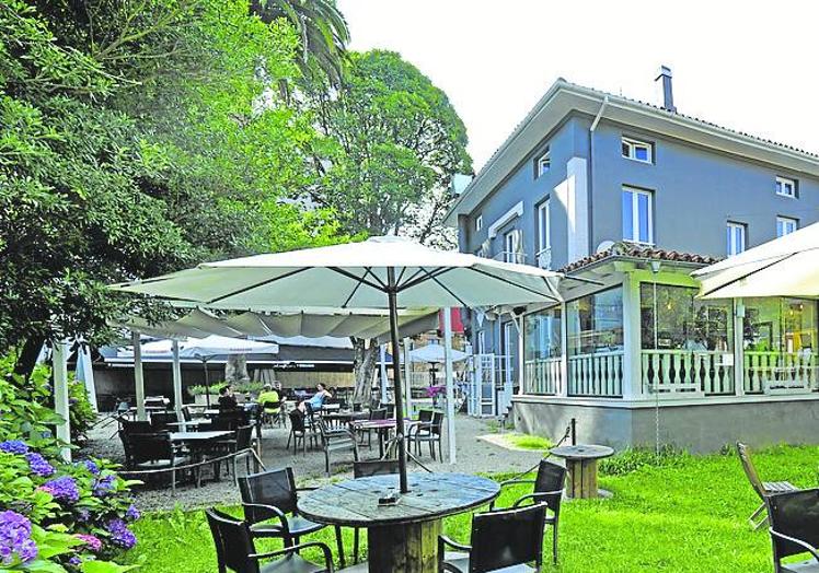 El Café cuenta con un jardín de más de 700 metros cuadrados.