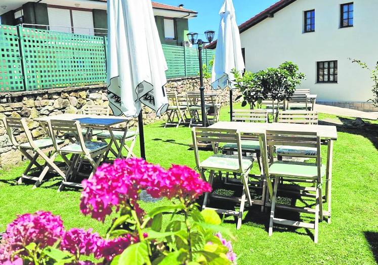La terraza está en una zona ajardinada y cuenta con zona de juegos.