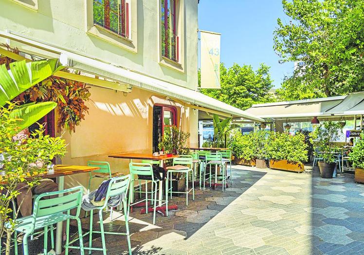 La terraza invita a disfrutar del sol y la brisa.