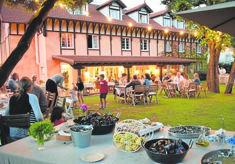 La terraza ajardinada del establecimiento tiene capacidad para 80 personas.
