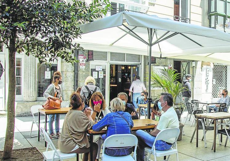 Imagen principal - Arriba, terraza en la calle Rubio. Abajo, terrazas de El Campón, a la izquierda, y de la S-20, a la derecha. 