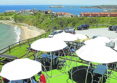 Imagen secundaria 1 - A la izquierda, la terraza del Mirador de Suso y a la derecha, la del Hipódromo.