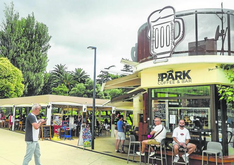 En el entorno del local hay un parque infantil y zona ajardinada.