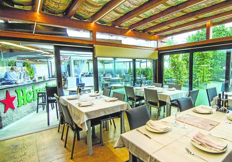 Vista del comedor interior de la terraza.