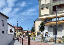 Trabajadores ultiman las tareas en la calle Piélagos después de varios meses de obras.