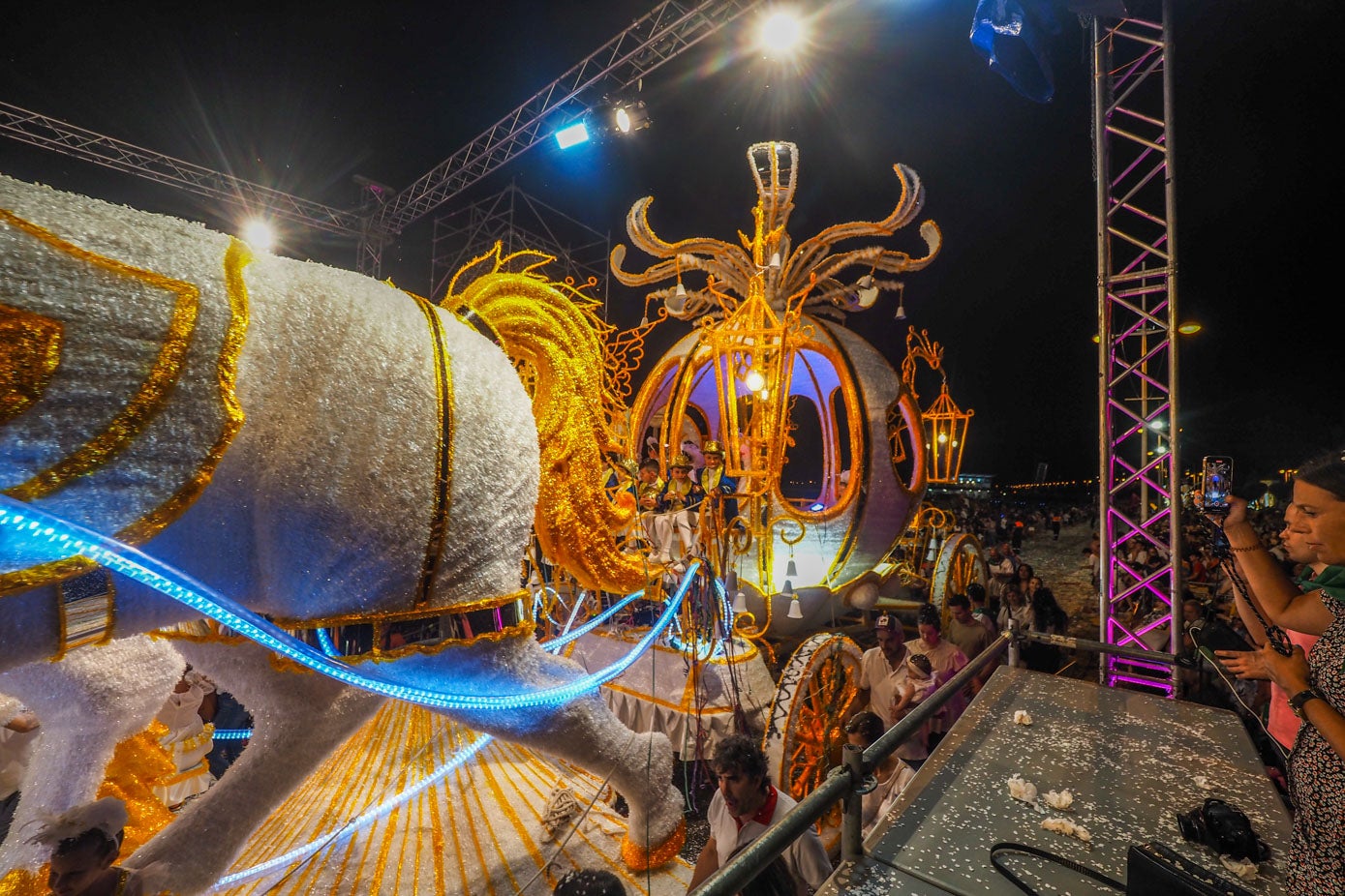 La carroza 'Blanco y Dorado' ha sido la ganadora de esta edición del Coso Blanco. 