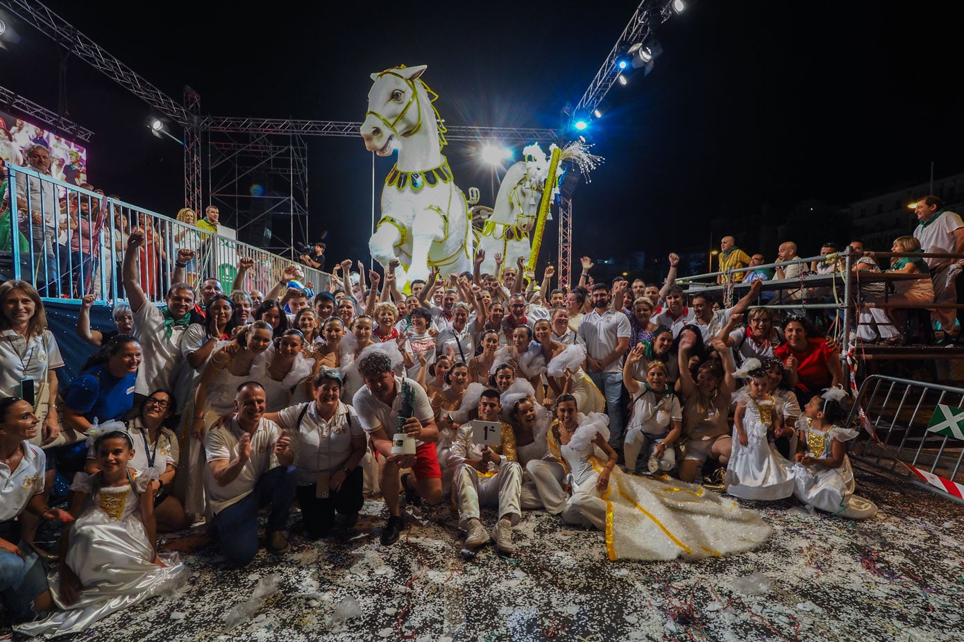 Terminado el desfile, llegó el momento de las celebraciones. Antes, una fotografía de grupo. 