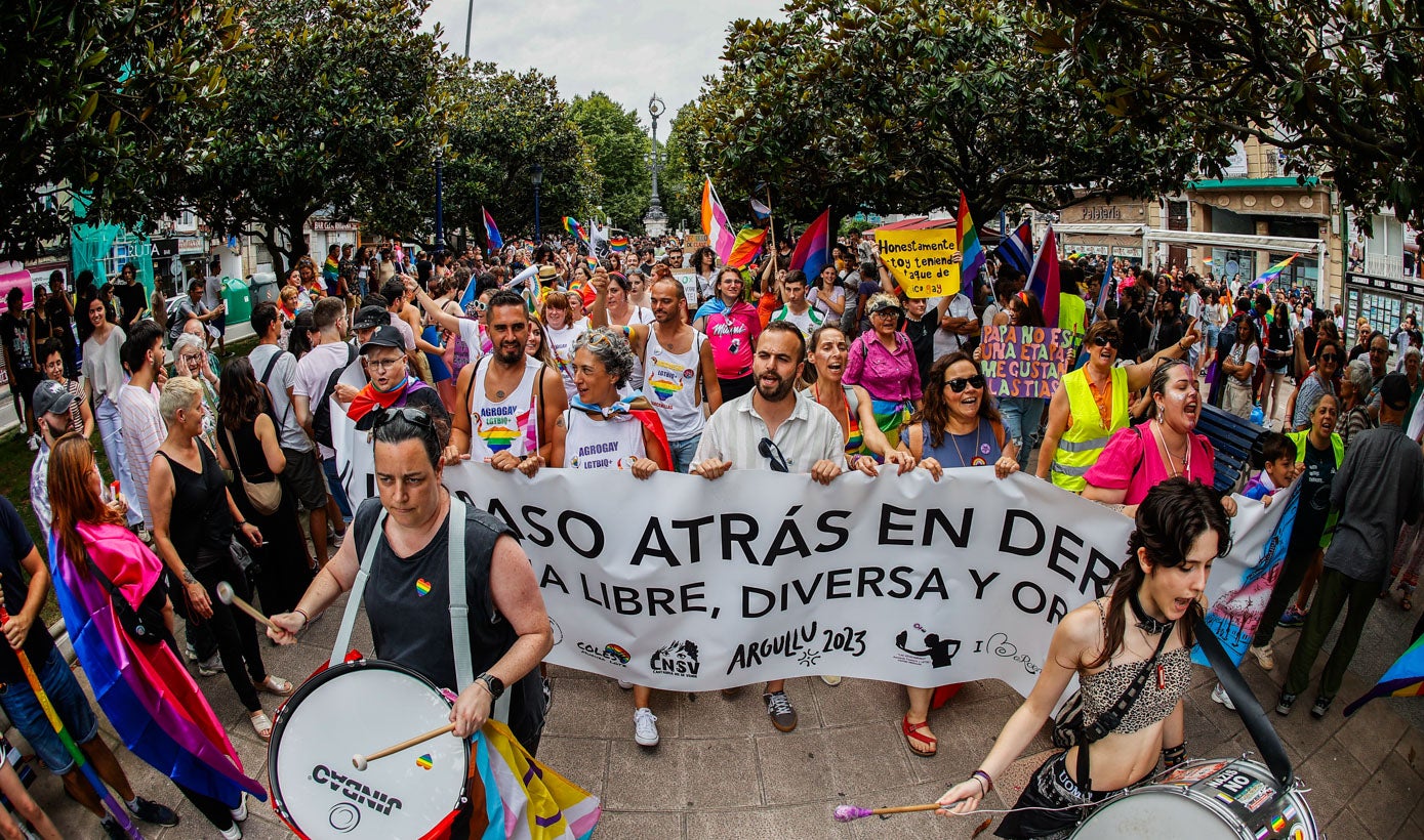 «Ni un paso atrás en derechos» fue el lema de la pancarta que encabezaba la manifestación que recorrió la ciudad.