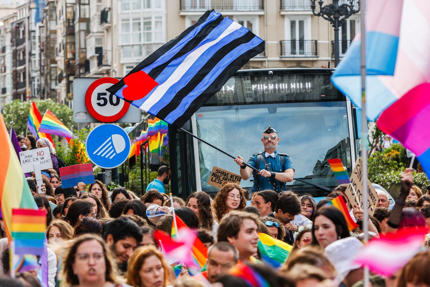 Las diferentes banderas han ondeado a lo largo de todo el camino y han llenado de color la capital.