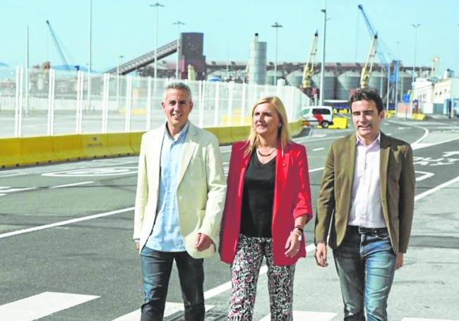 PSOE. De paseo por el puerto. Los socialistas presumieron de inversiones en infraestructuras con Pablo Zuloaga, Noelia Cobo y Pedro Casares dándose una vuelta por las instalaciones santanderinas.