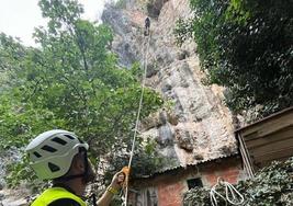 Los bomberos del 112 ayudaron al hombre y a la mujer a descender los 40 metros que había hasta la base de la montaña