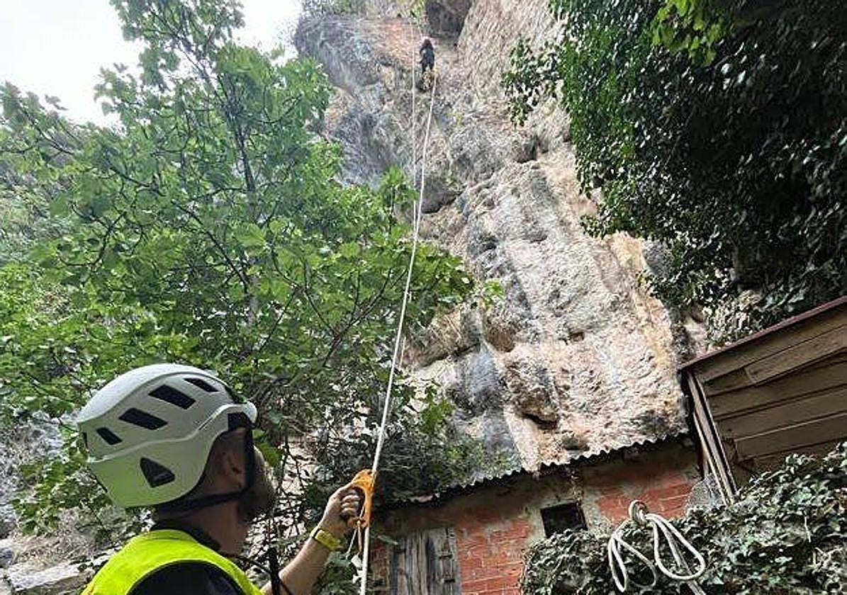 Los bomberos del 112 ayudaron al hombre y a la mujer a descender los 40 metros que había hasta la base de la montaña