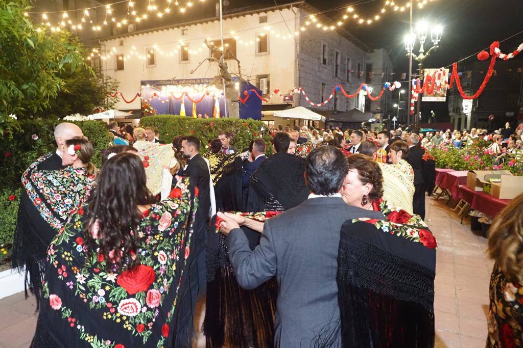 Cerca un centenar de parejas participaron en la Verbena del Mantón.