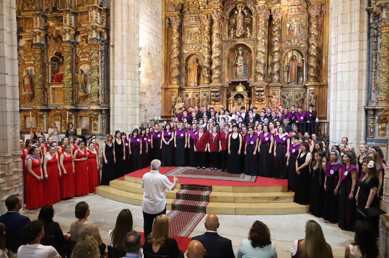 Clausura del Certamen con la interpretación de las seis corales participantes de la obra obligada, Rompeolas.