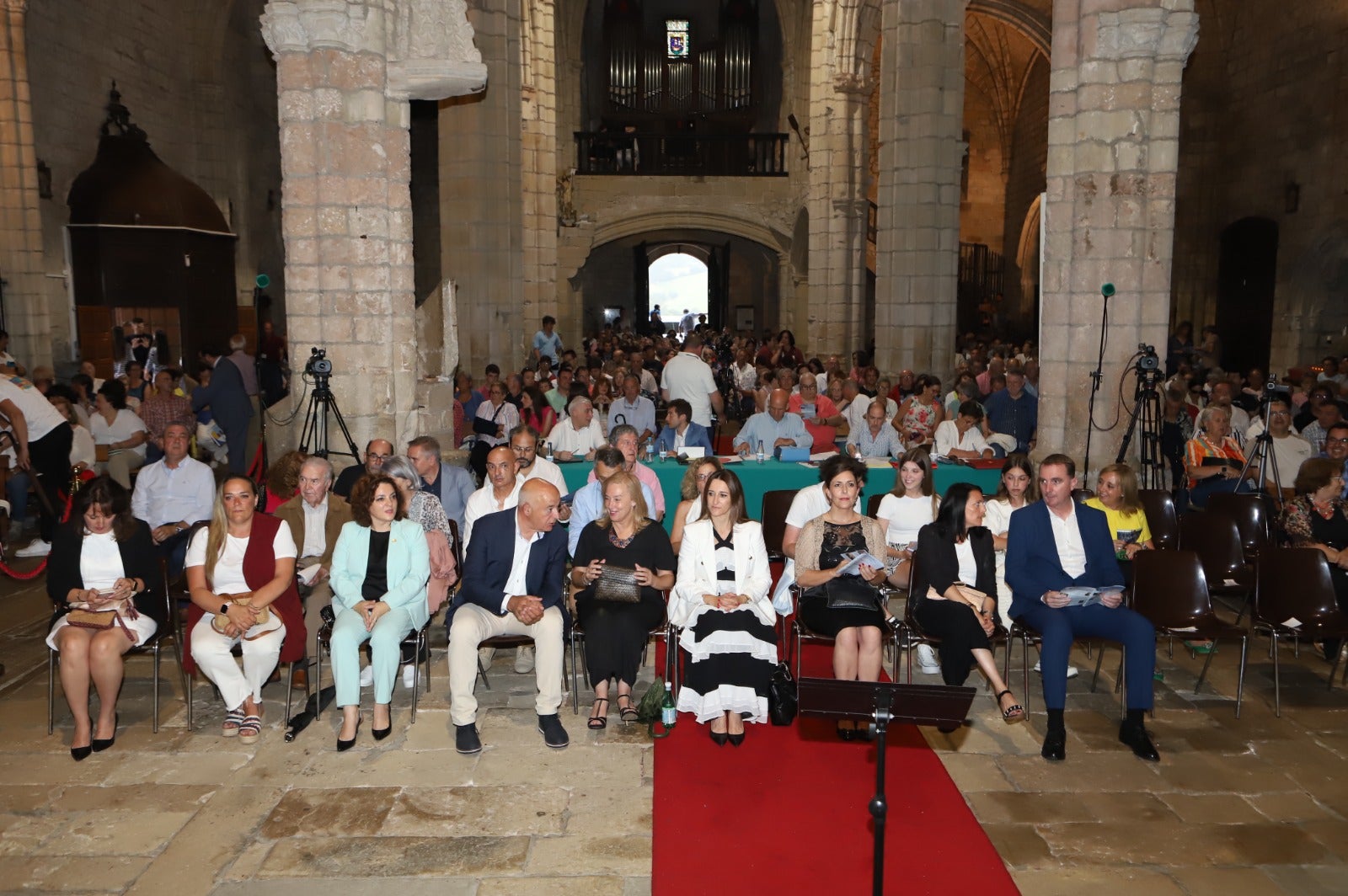 Entre el numeroso público que asistió al festival barquereño se encontraba la nueva presidenta del Parlamento de Cantabria, María José González Revuelta