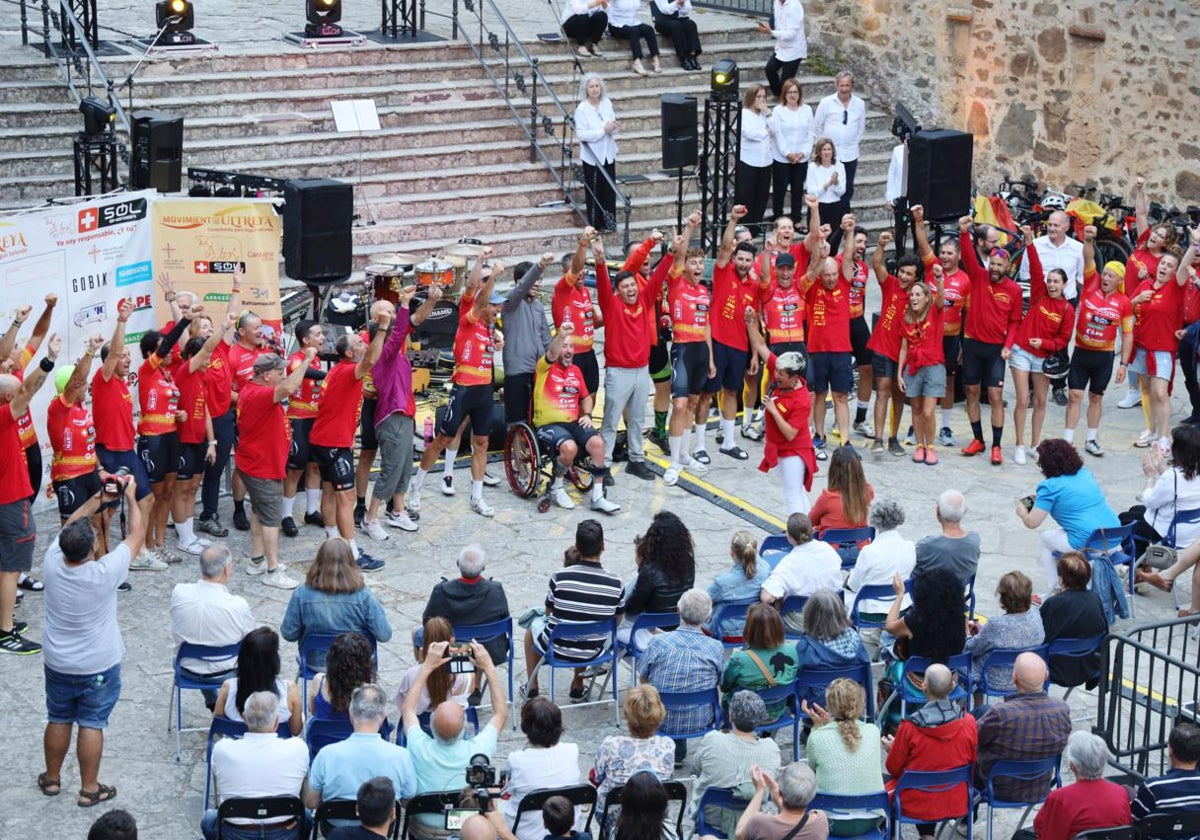 Ciclistas y organizadores del Movimiento Ultreya muestran su alegría al llegar a Santo Toribio