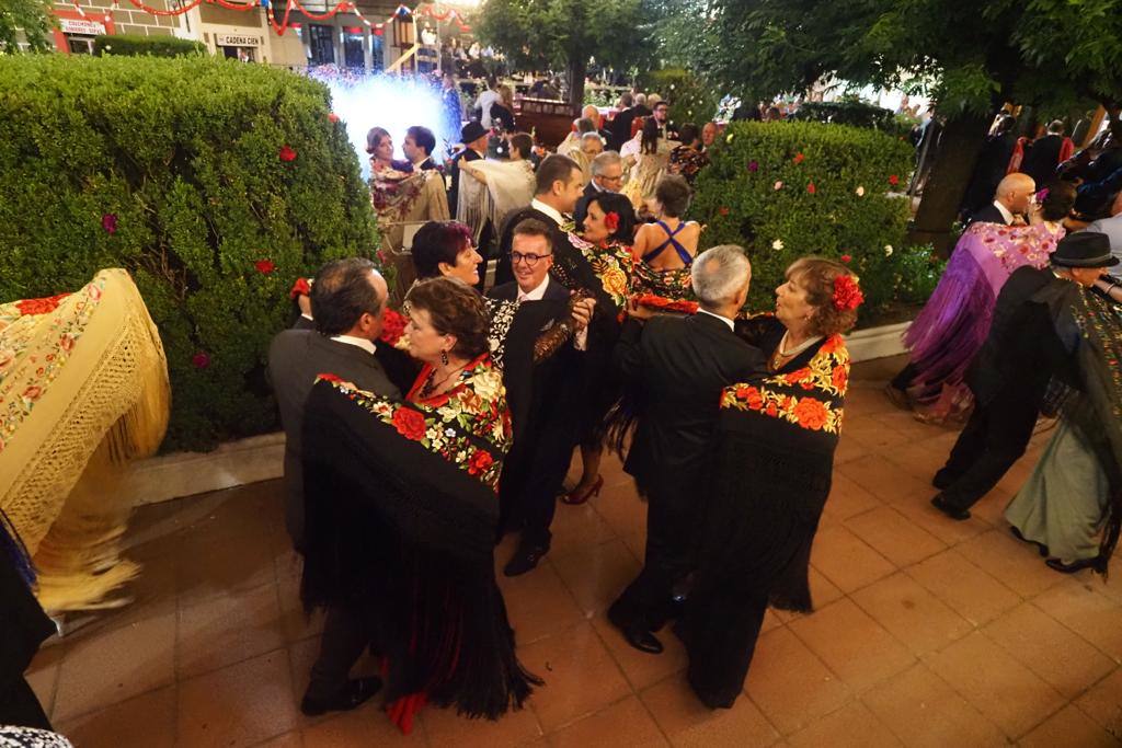 El buen tiempo animó a los vecinos y turistas a participar en la verbana.