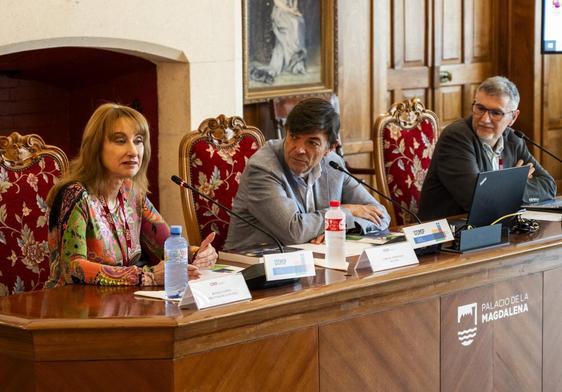 Los investigadores Rosaly Lopes y Víctor Parro flanquean a Carlos Andradas, rector de la UIMP.