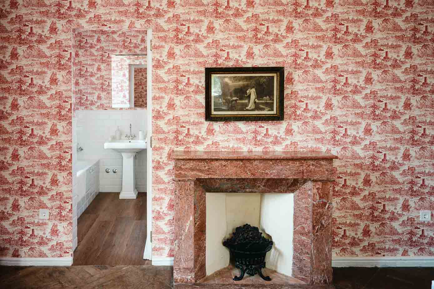 Detalle del baño y la chimenea del 'cuarto rosa'.