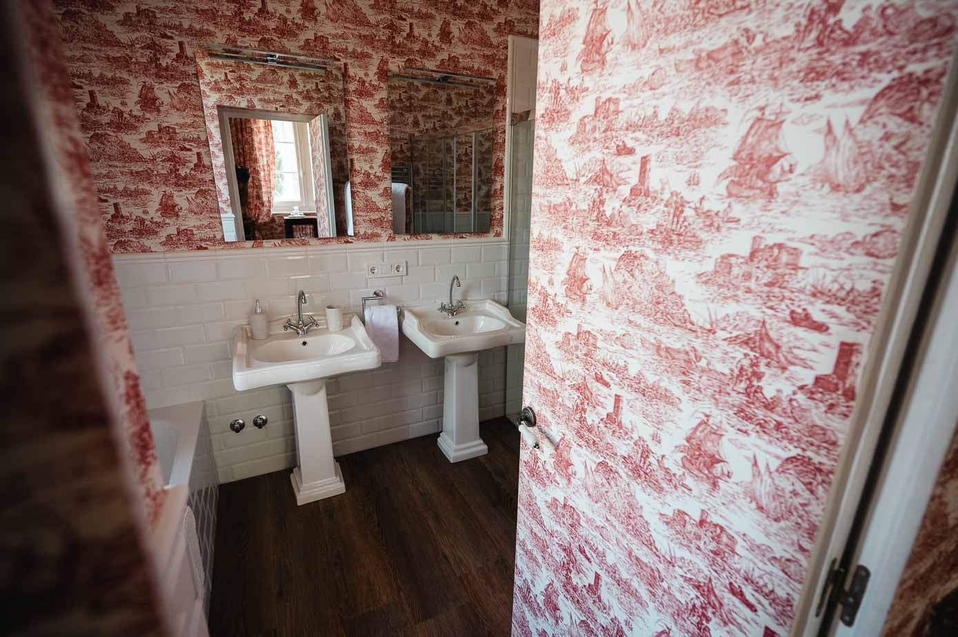 Cuarto de baño con papel de Coordonne.