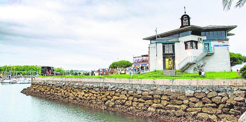 El establecimiento, con magníficas vistas al puerto deportivo y a la bahía, se encuentra en el edificio Marina del Cantábrico.