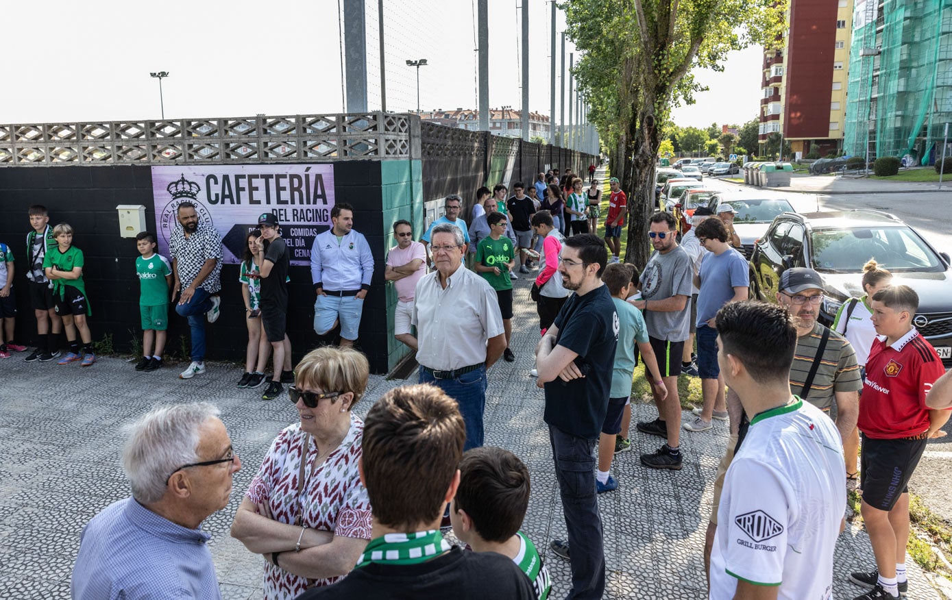 Mucho público esperaba hacia las diez de la mañana a que se abriera la puerta de las Instalaciones Nando Yosu.