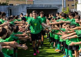 Los jóvenes de la academia recibieron con un pasillo al equipo, comandado por Íñigo Sainz-Maza.