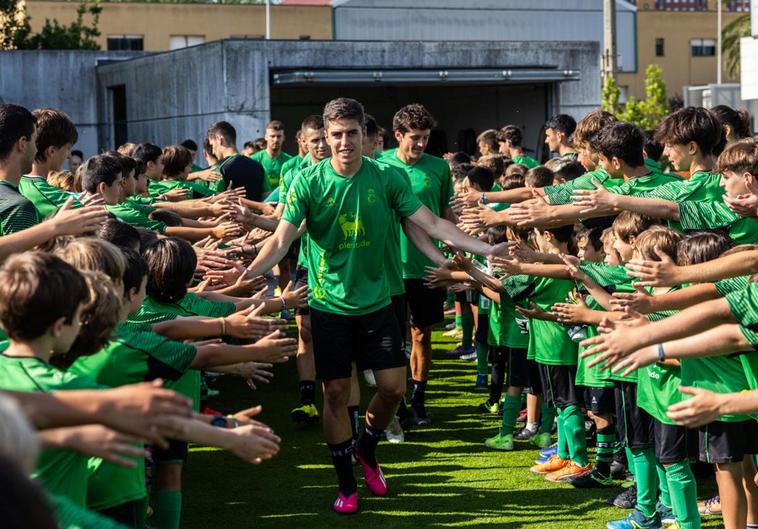 Los jóvenes de la academia recibieron con un pasillo al equipo, comandado por Íñigo Sainz-Maza.