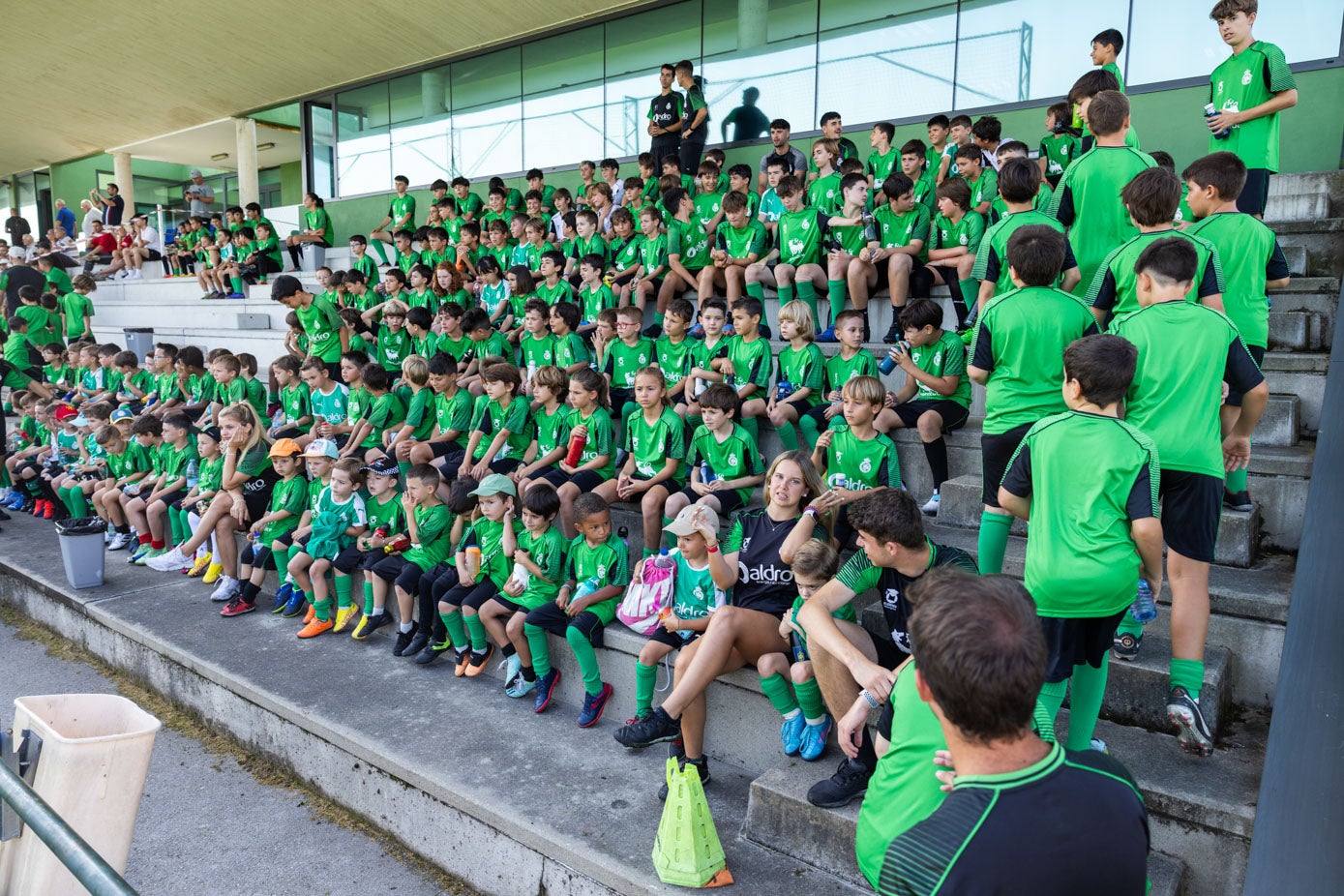 Los niños del campus, en la grada del campo 1.