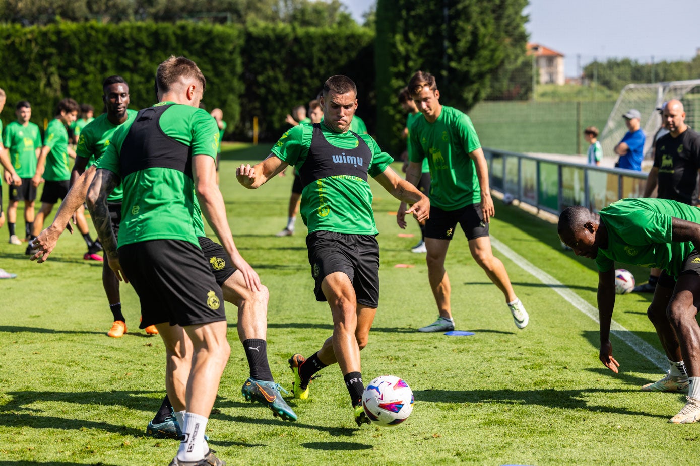 Álvaro Mantilla pugna por el balón con Dani Fernández.