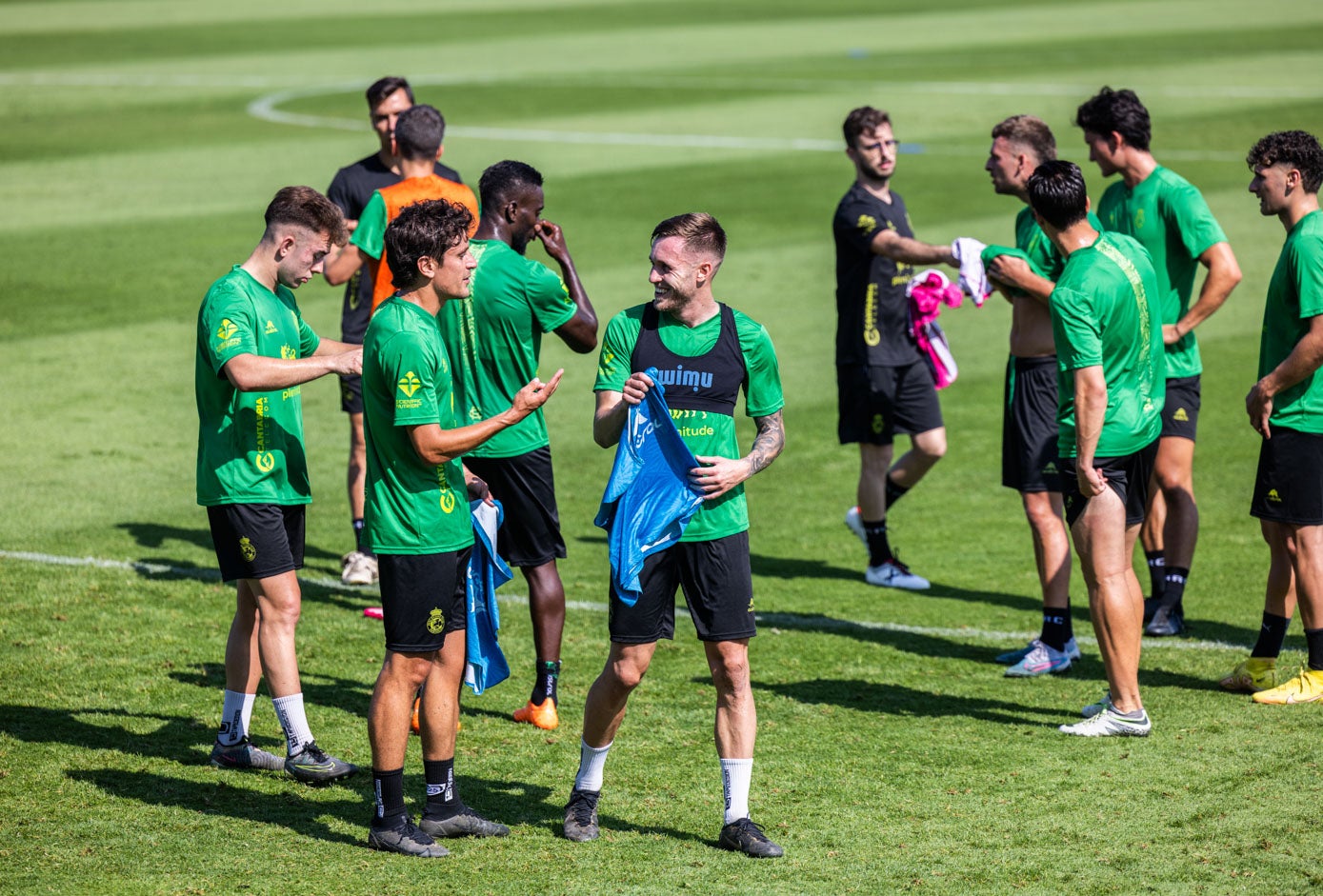 Reparto de petos antes del primer partidillo de la pretemporada.