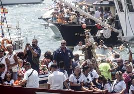 La Virgen del Carmen, embarcada en la tradicional procesión marítima de Santander.