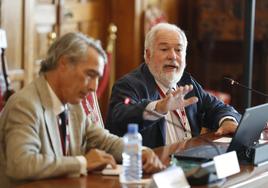 Gonzalo Escribano y Miguel Arias Cañete, ayer, en el Hall Real del Palacio de La Magdalena.