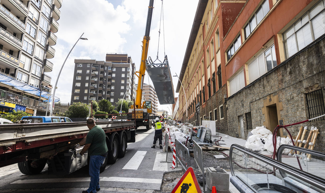 Instalación de una de las rampas frente al colegio de Los Escolapios