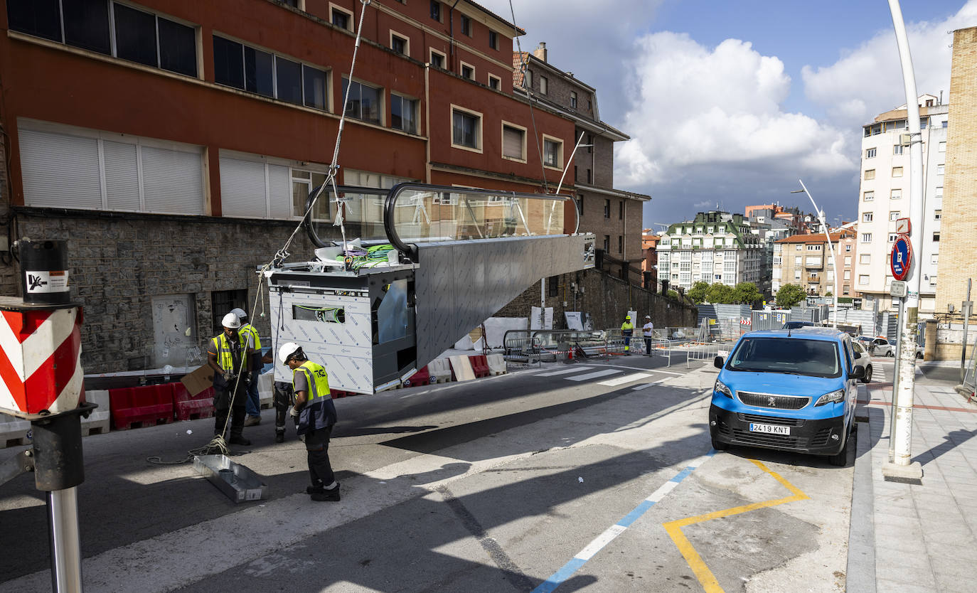 Una vez instaladas las rampas, las obras continuarán con el conexionado eléctrico, regulación y pruebas; asfaltado de la calle; señalización vertical y horizontal; instalación de pasamanos en elementos mecánicos y barandillas; colocación de mobiliario