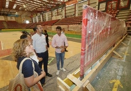 El alcalde, Javier López Estrada (tercero desde la izquierda), visita las instalaciones del Vicente Trueba junto a responsables de la obra y ediles del equipo de gobierno, este jueves, en Torrelavega.