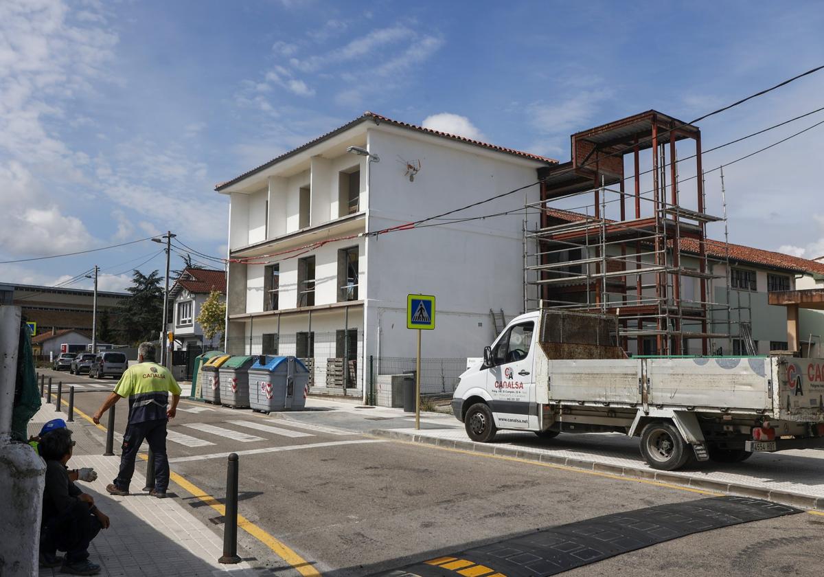 Operarios encargados del andamiaje, ayer, frente al centro cívico de Sierrapando (Torrelavega).