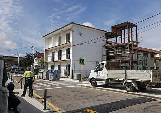 Operarios encargados del andamiaje, ayer, frente al centro cívico de Sierrapando (Torrelavega).