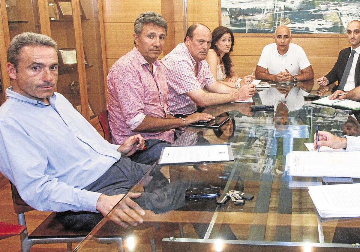 Agustín García, Víctor Diego, Juanjo Uriel, Miriam Peña, Manolo Higuera, Antonio Fariña, Raúl Fernández, Juan A. Oset y Alejandro López-Tafall, durante una reunión del Consejo en la primera época de Higuera al frente del club.