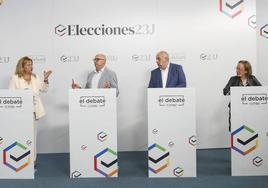 Elena Castillo (PP)y Secundino Caso (PSOE) discuten durante uno de los choques entre ambos durante el debate de El Diario. A la derecha, esperan su turno los cabeza de lista al Senado de Vox y Sumar, Daniel Álvarez y Mercedes Boix, respectivamente.