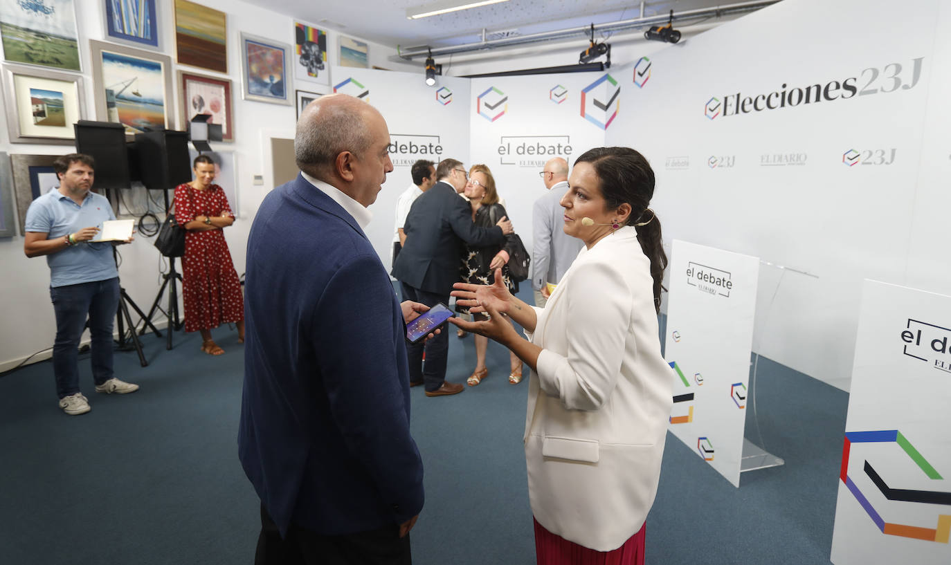 González conversa con Álvarez una vez finalizado el debate.