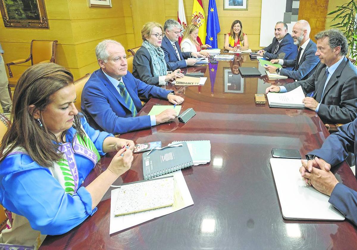 María José Sáenz de Buruaga y sus nueve consejeros mantuvieron ayer la primera reunión de esta legislatura del Consejo de Gobierno. Un encuentro, celebrado como siempre en la sede de Peña Herbosa, en el que se analizó la situación de cada uno de los departamentos y se comenzó a diseñar la estructura de las segundas líneas de cargos (directores y secretarios), con el objetivo de que puedan tomar posesión la próxima semana.