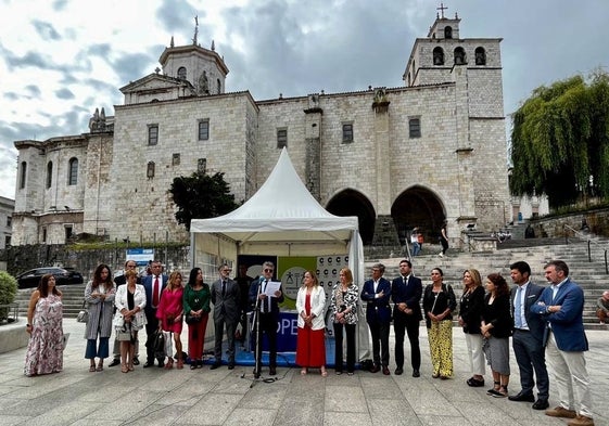 Momento en el que el decano Andrés de Diego dio lectura al manifiesto del Día de la Justicia Gratuita.