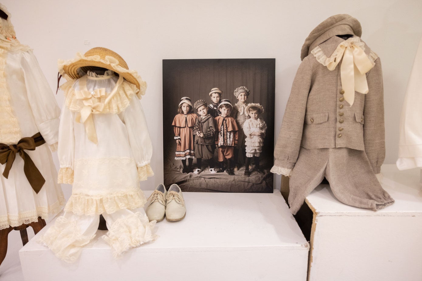 Los trajes junto a una fotografía de sus seis nietos vestidos de época.