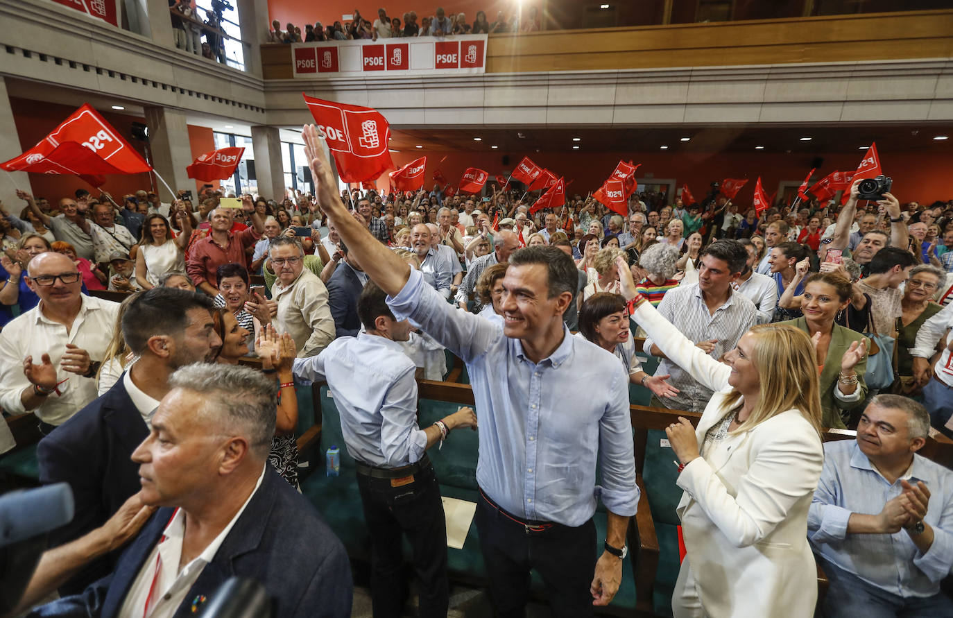 Pedro Sánchez y Noelia Cobo saludan al público que llenó el recinto.