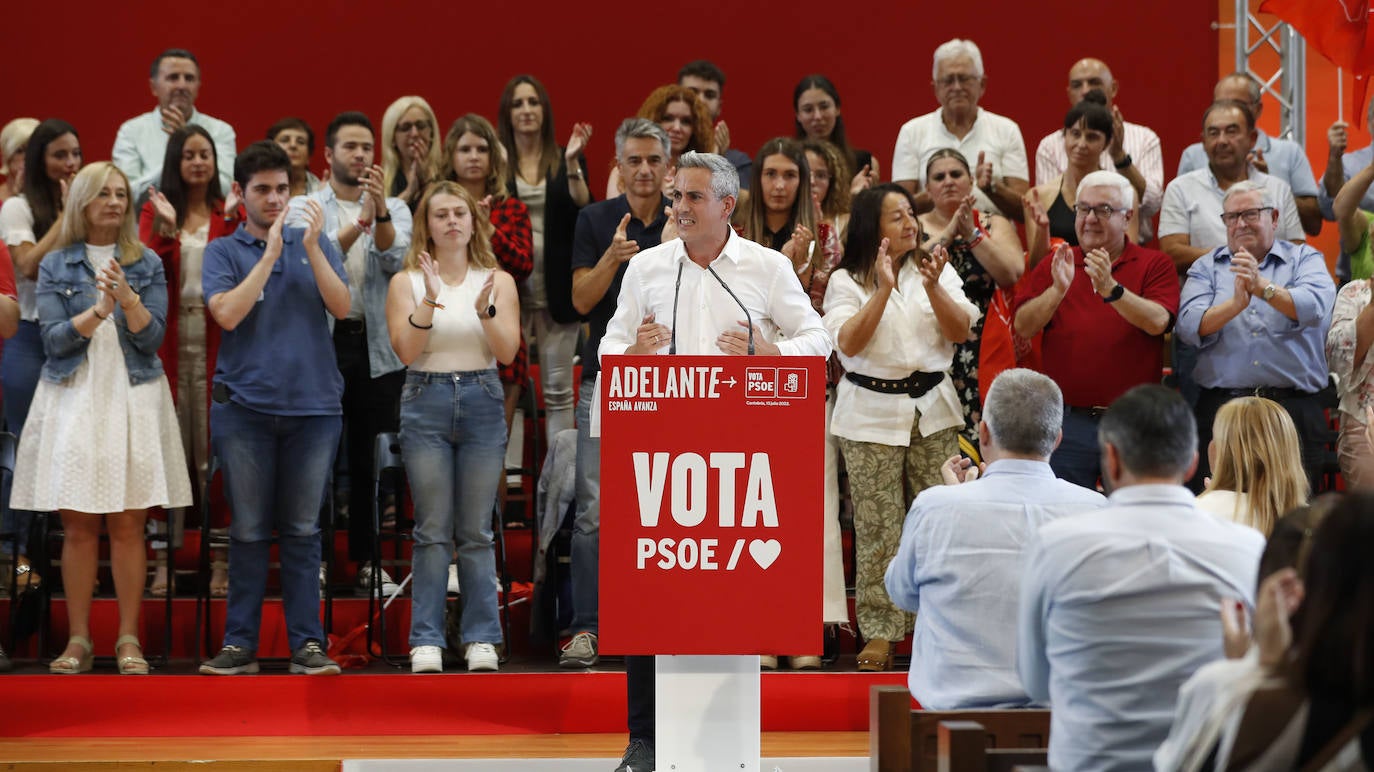 Zuloaga, el primero en intervenir, durante su discurso en el Paraninfo.