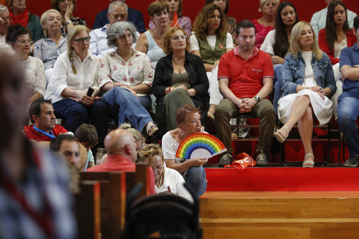 Los abanicos fueron también protagonistas en un recinto en el que había tanta temperatura como «ganas de remontada».