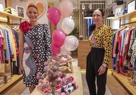 Las diseñadoras Aurora y Anabel en la inauguración de su nueva tienda santanderina.