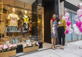 Las hermanas Ortiz, co-fundadoras de Anabel Lee, en la fachada de la nueva tienda en Santander